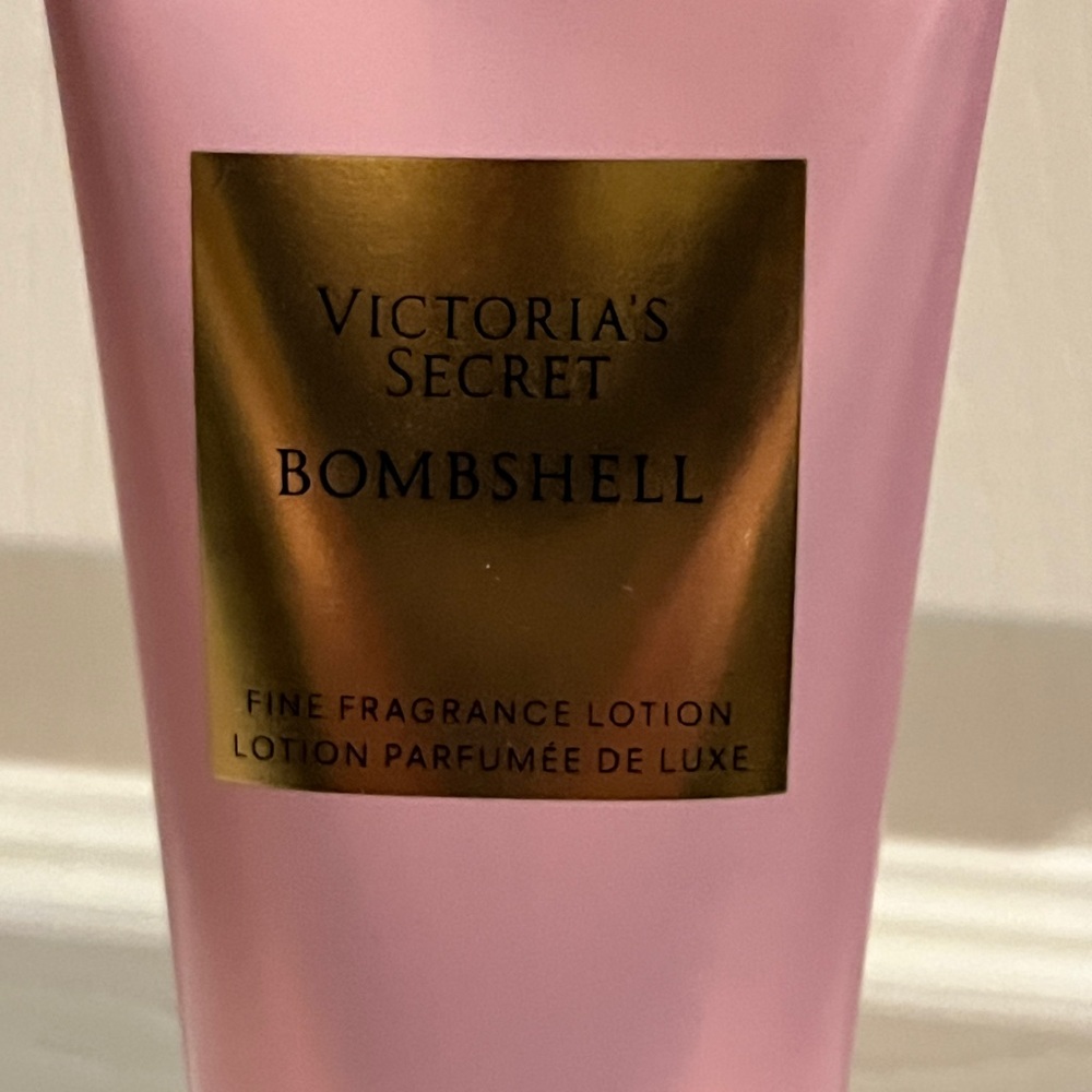 Victoria’s Secret Bombshell Fragrance Lotion 3.4 oz Pink New - Picture 2 of 5